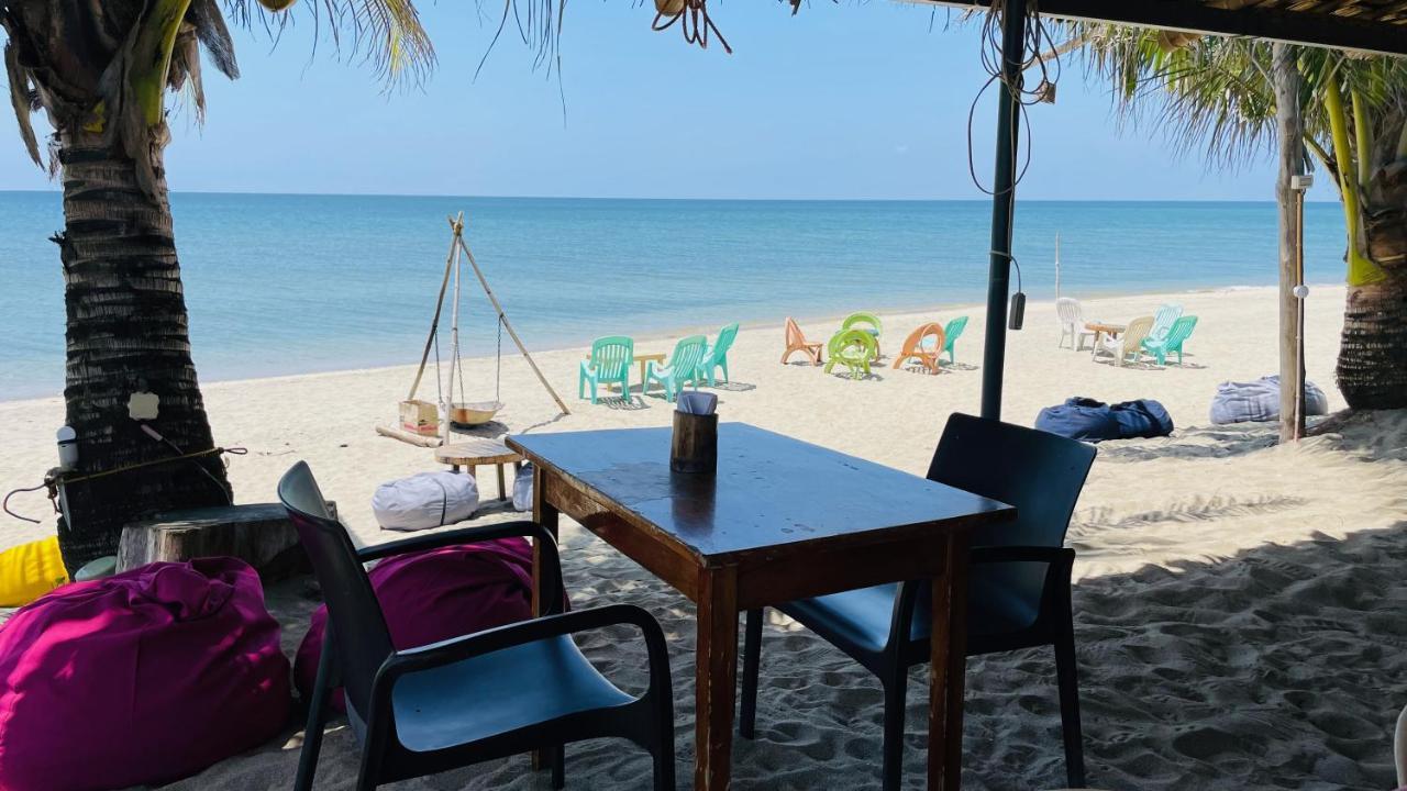 Footprints Beach Resort Agpudlos Екстер'єр фото