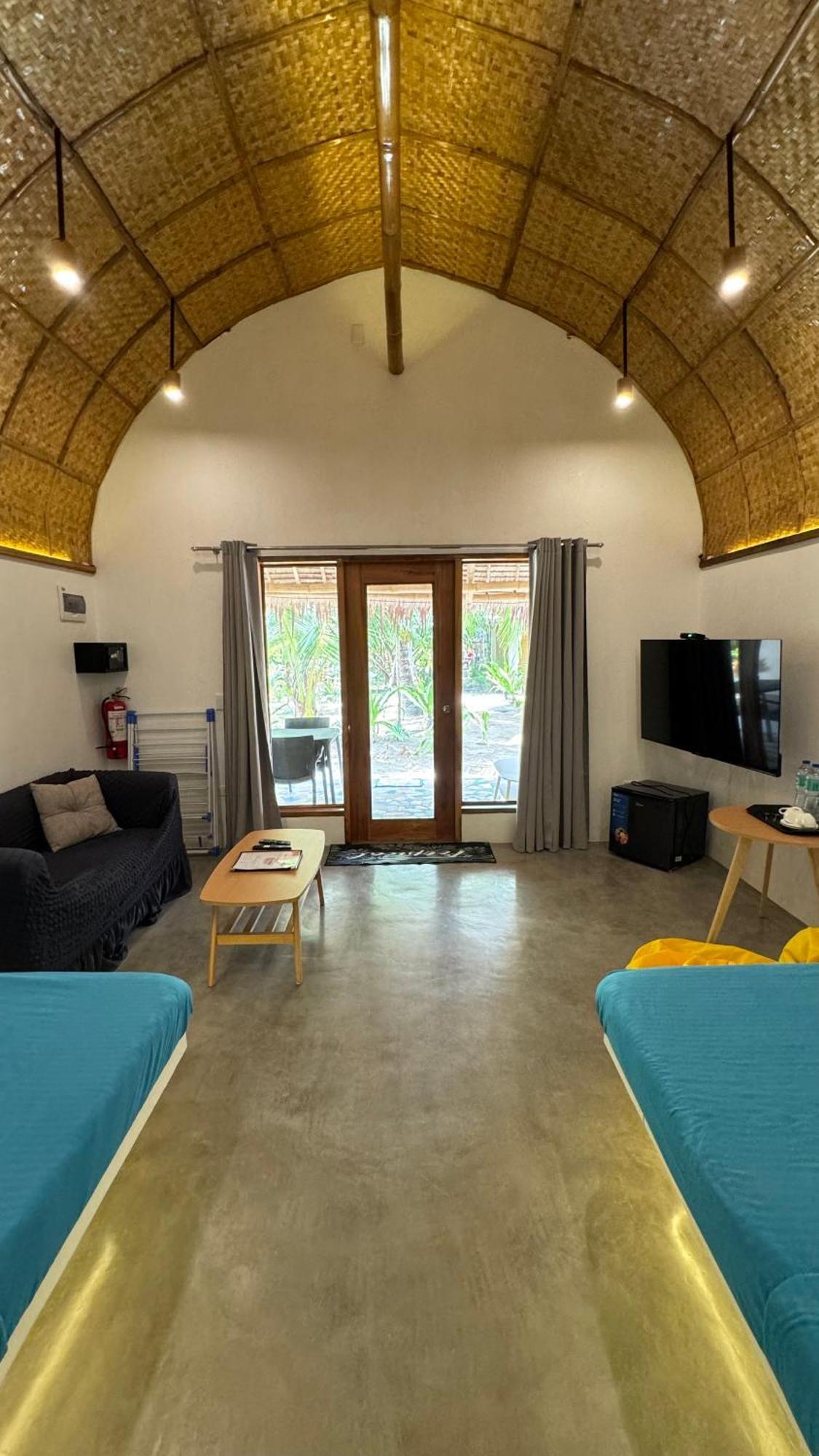 Footprints Beach Resort Agpudlos Екстер'єр фото