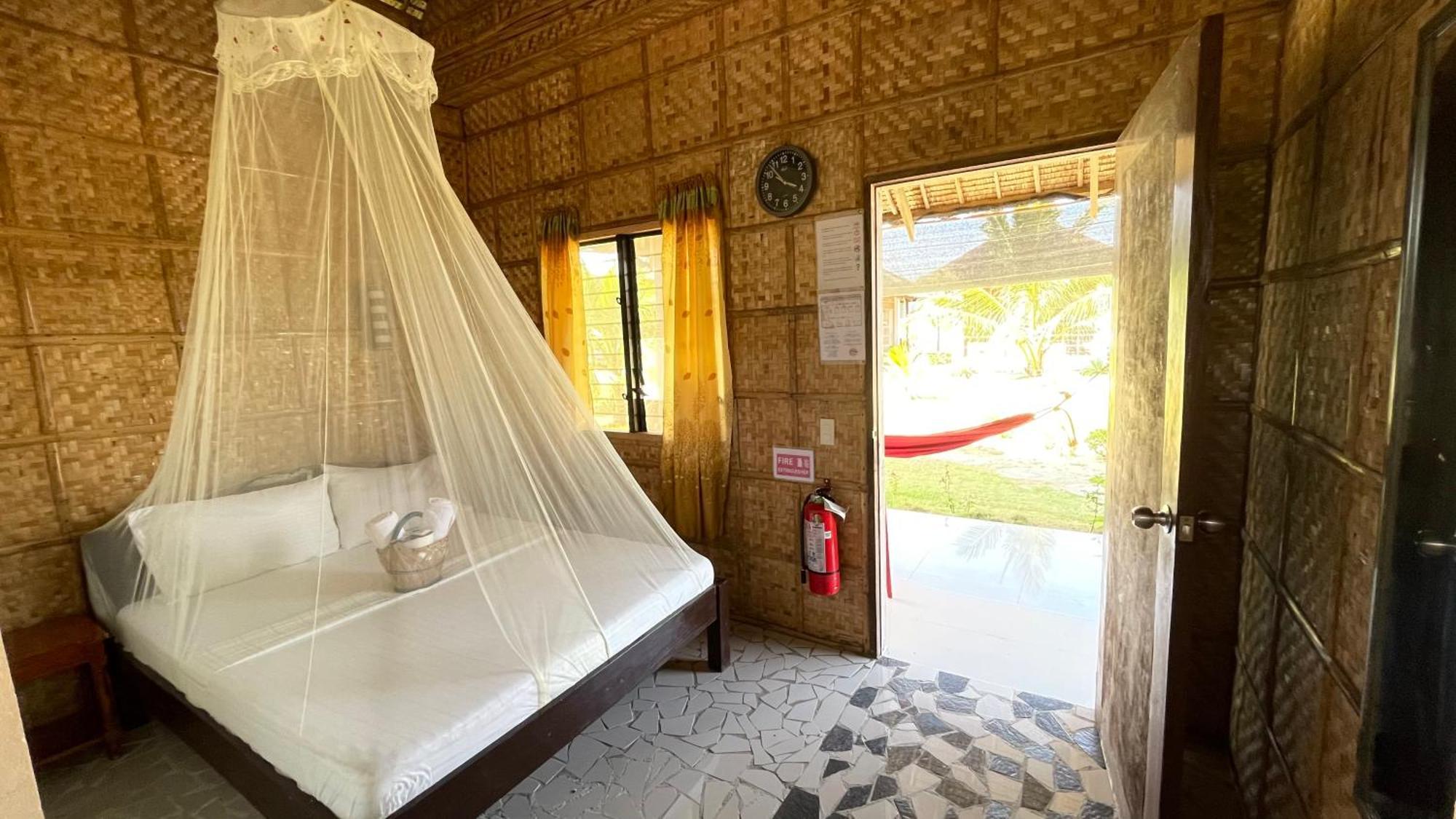 Footprints Beach Resort Agpudlos Екстер'єр фото
